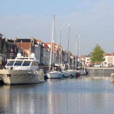 haven Brouwershaven met diverse boten afgemeerd aan steigers