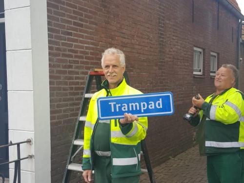 2 medewerkers van gemeente hangen naambordje 'Trampad' op